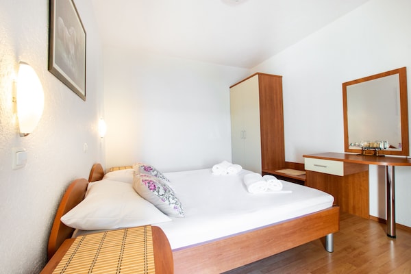 Foto van Gezellig appartement aan zee Celina - Vakantiehuis in Čelina, Lokva Rogoznica - BedRoom