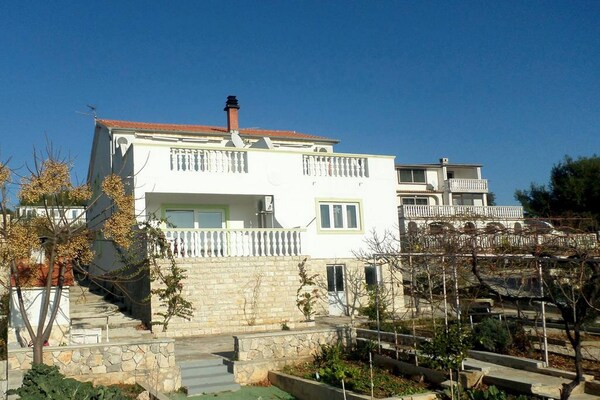 Foto van Appartement met twee slaapkamers in Jezera - Vakantiehuis in Jezera - Outdoor