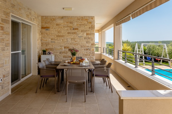 Foto van Villa met privé verwarmd zwembad - Vakantiehuis in Debeljak - TerraceBalcony