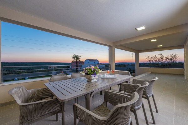 Foto van Villa met privé verwarmd zwembad - Vakantiehuis in Debeljak - TerraceBalcony