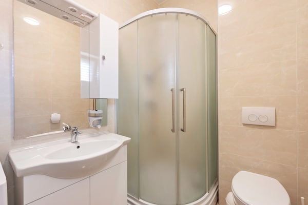 Foto van Appartement in Nevidane bij het Strand - Vakantiehuis in Neviđane - BathRoom