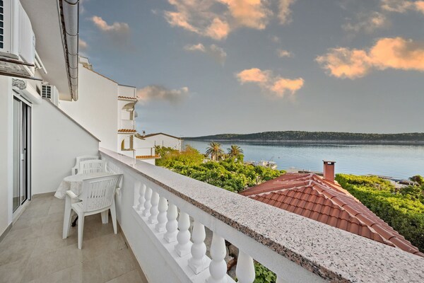 Foto van Appartement Rab met privésteiger en zeezicht - Vakantiehuis in Rab - TerraceBalcony