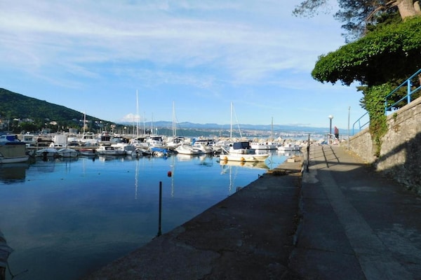 Foto van Appartement met zeezicht, terras en keuken - Vakantiehuis in Opatija - AreaSummer5KM