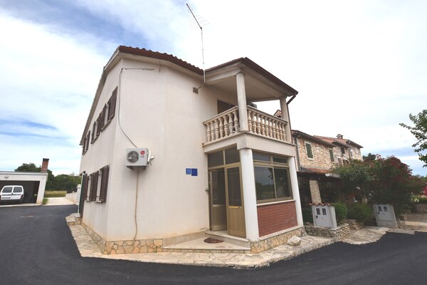 Foto van Vakantiehuis in Banjole bij Adriatische kust - Vakantiehuis in Banjole - ExteriorSummer