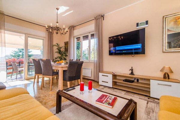 Foto van Appartement in Medulin met Zeezicht en Strand - Vakantiehuis in Medulin - LivingRoom