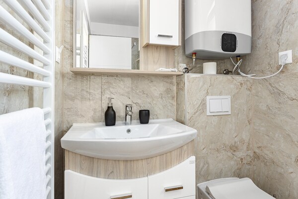 Foto van Villa in Krnica met zwembad bij rotsstrand - Vakantiehuis in Krnica - BathRoom