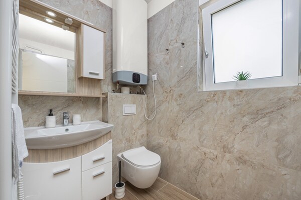 Foto van Villa in Krnica bij stranden met zwembad - Vakantiehuis in Krnica - BathRoom