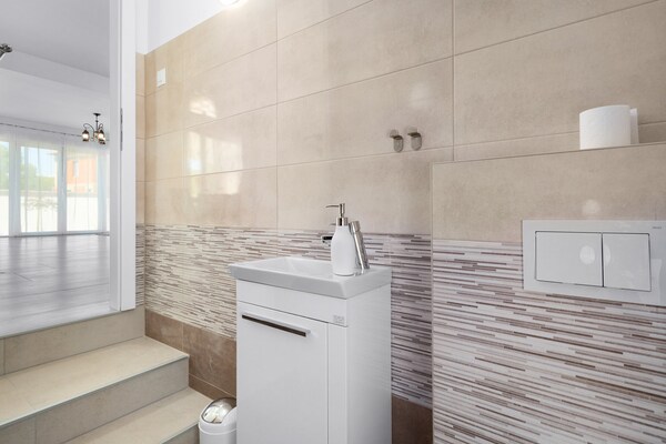 Foto van Villa in Krnica met zwembad bij strand - Vakantiehuis in Krnica - BathRoom