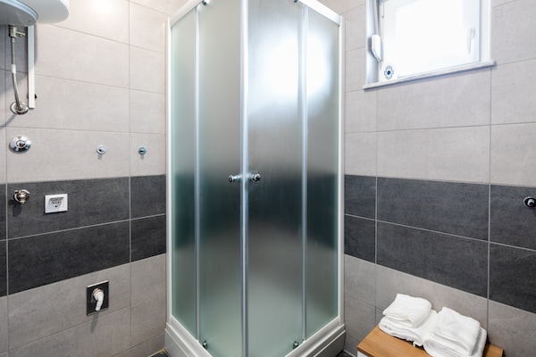Foto van Appartement in Novalja bij Zrče Strand - Vakantiehuis in Novalja - BathRoom