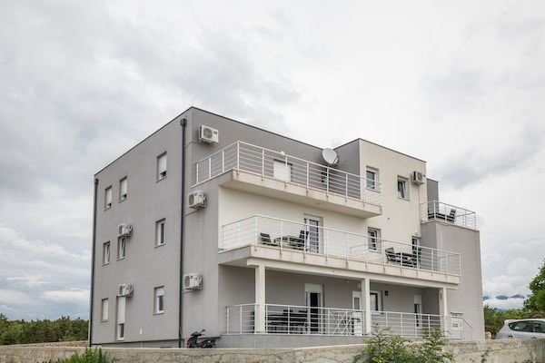 Foto van Appartement in Novalja bij Zrče Strand - Vakantiehuis in Novalja - ExteriorSummer