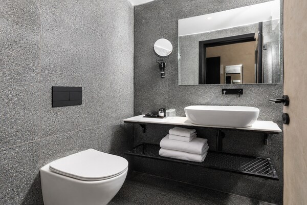 Foto van Brut Seafront Hotel By Sunday - Deluxe familiekamer voor 4 personen - BathRoom