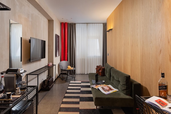 Foto van Brut Seafront Hotel by Sunday - Executive Suite - Vakantiehuis in Tel Aviv - LivingRoom