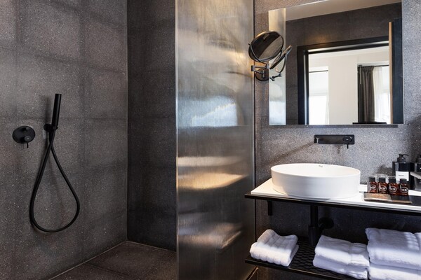Foto van Brut Seafront Hotel by Sunday - Executive Suite - Vakantiehuis in Tel Aviv - BathRoom