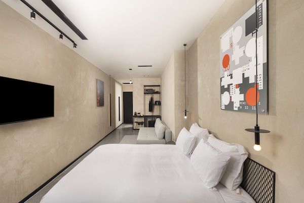 Foto van Brut Seafront Hotel by Sunday- Deluxe Vierpersoonskamer met balkon - BedRoom
