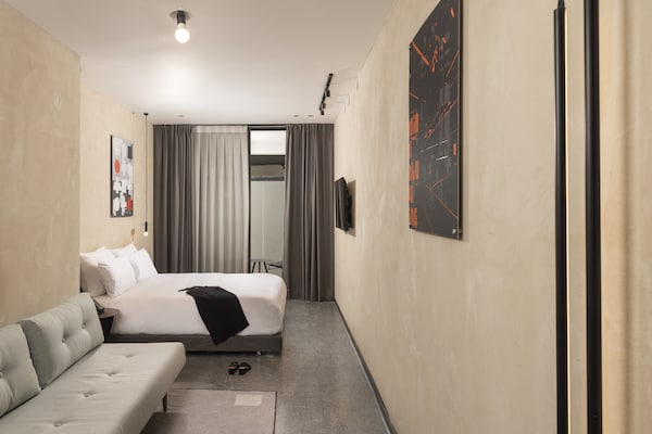 Foto van Brut Seafront Hotel by Sunday- Deluxe Vierpersoonskamer met balkon - BedRoom