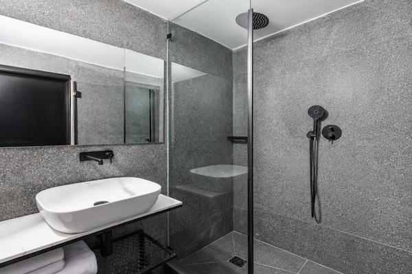 Foto van Brut Seafront Hotel by Sunday- Deluxe Vierpersoonskamer met balkon - BathRoom