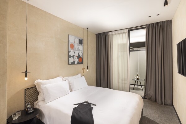 Foto van Brut Seafront Hotel by Sunday- Deluxe Vierpersoonskamer met balkon - BedRoom