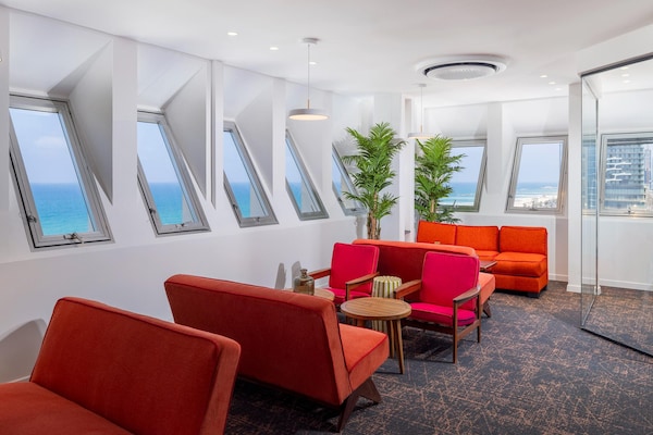 Foto van Brut Seafront Hotel by Sunday- Deluxe Vierpersoonskamer met balkon - HallReception