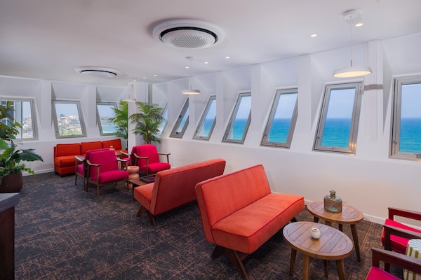 Foto van Brut Seafront Hotel by Sunday- Deluxe Vierpersoonskamer met balkon - HotelFacilitiesAndServices
