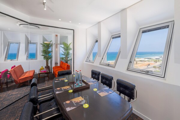 Foto van Brut Seafront Hotel by Sunday- Deluxe Vierpersoonskamer met balkon - HotelFacilitiesAndServices