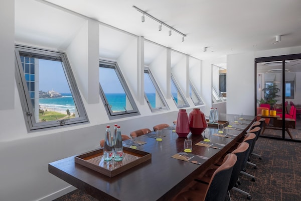 Foto van Brut Seafront Hotel by Sunday- Deluxe Vierpersoonskamer met balkon - HotelFacilitiesAndServices