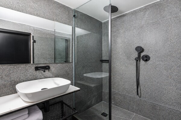 Foto van Brut Seafront Hotel by Sunday - Klassieke tweepersoonskamer - BathRoom