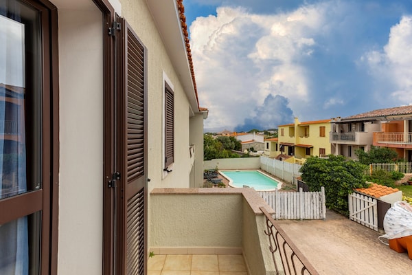 Foto van 150 meter van de zee, 2 zwembaden - Vakantiehuis in Valledoria - TerraceBalcony