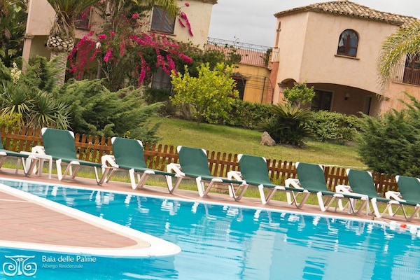 Foto van Appartement met gedeeld zwembad in Pula - Vakantiehuis in Pula (CA) - Pool