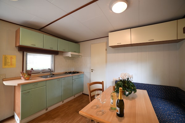 Foto van Stacaravan op de heuvel met zwembad - Vakantiehuis in VILLANOVA D'ALBENGA - Kitchen