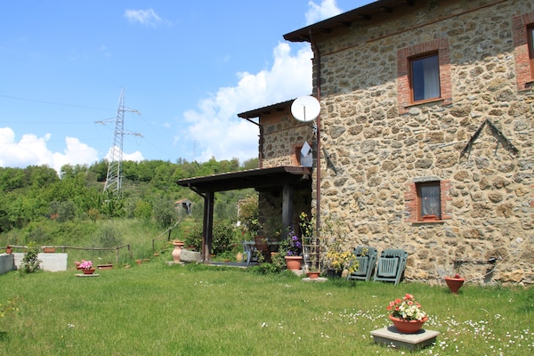 Foto van Vakantiehuis in Mulazzo met Natuurvijver - Vakantiehuis in Mulazzo - ExteriorSummer