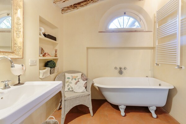 Foto van Villa in Camaiore met zwembad en Toscaanse uitzicht - BathRoom