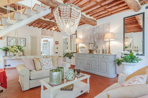 Foto van Boerderij bij Lucca met Toscaanse Uitzicht - Vakantiehuis in Pieve di Compito - LivingRoom