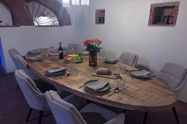 Foto van Villa in Toscane met zwembad en olijfgaard - Vakantiehuis in Vicopisano - DiningRoom