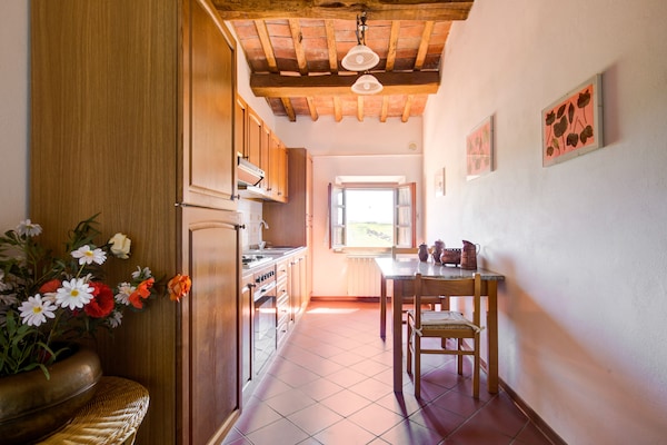 Foto van Appartement in Peccioli met Zwembad en Wijn - Vakantiehuis in Peccioli - Kitchen