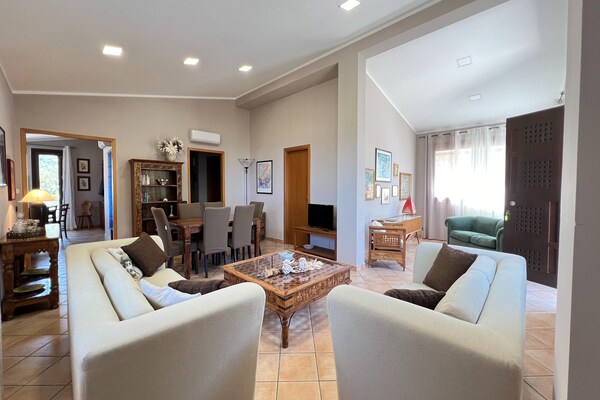 Foto van Villa met gedeeld zwembad nabij Castellammare del Golfo - LivingRoom
