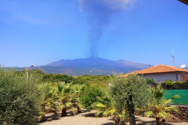 Foto van Siciliaanse retraite: zwembad en tuin - Vakantiehuis in Santa Venerina - ViewSummer