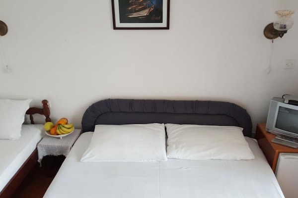 Foto van Comfortable Budva Rooms with Easy Access to Sveti Stefan - Triple Room 5 - BedRoom