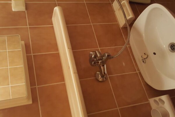 Foto van Comfortable Budva Rooms with Easy Access to Sveti Stefan - Triple Room 6 - BathRoom