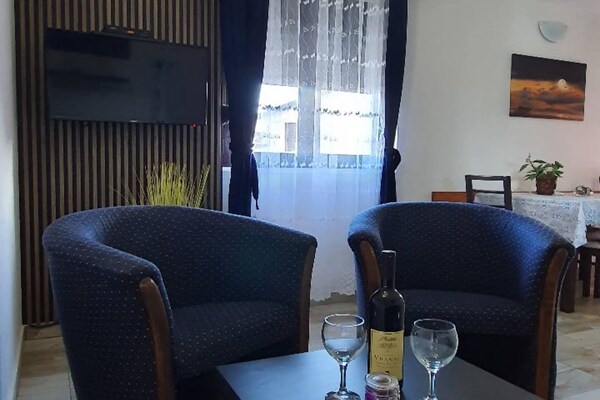 Foto van Comfort Accommodation Baošići Montenegro-One Bedroom Apartment with Terrace and Sea View (2) - LivingRoom