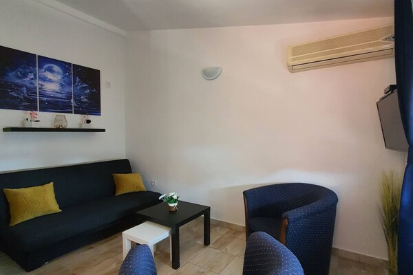 Foto van Comfort Accommodation Baošići Montenegro-One Bedroom Apartment with Terrace (3) - LivingRoom