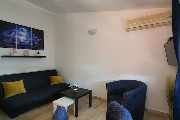 Foto van Comfort Accommodation Baošići Montenegro-One Bedroom Apartment with Terrace and Sea View (4) - LivingRoom