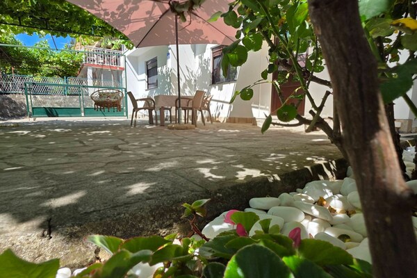 Foto van Comfort Accommodation Baošići Montenegro-One Bedroom Apartment with Terrace and Sea View (4) - Outdoor