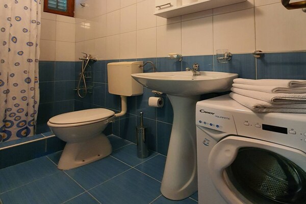Foto van Comfort Accommodation Baošići Montenegro-Double Room with Balcony and Sea View 1 - BathRoom