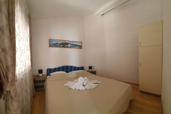 Foto van Comfort Accommodation Baošići Montenegro-Double Room with Balcony and Sea View 3 - BedRoom
