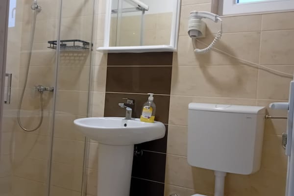 Foto van Beachfront Sunset Apartments Sutomore - Studio Apartment with Sea View and Terrace (Owner 20) - BathRoom