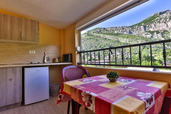 Foto van Beachfront Sunset Apartments Sutomore - Classic Studio Apartment with Mountain View and Loggia - Terrace