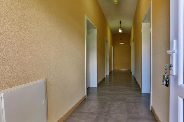 Foto van Beachfront Sunset Apartments Sutomore - Classic Studio Apartment with Mountain View and Loggia - Indoor