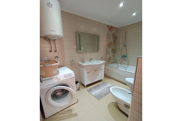 Foto van Chique appartement met zwembad in Dobra Voda - Vakantiehuis in Dobra Voda - BathRoom