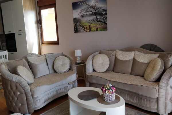 Foto van Chique appartement met zwembad in Dobra Voda - Vakantiehuis in Dobra Voda - LivingRoom
