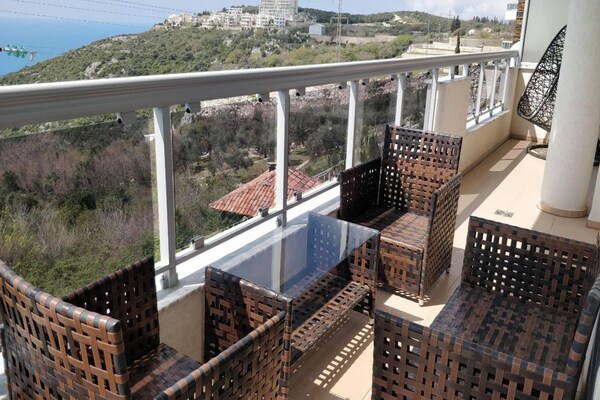 Foto van Chique appartement met zwembad in Dobra Voda - Vakantiehuis in Dobra Voda - TerraceBalcony